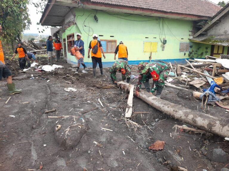 TNI Tingkatkan Aksi Kemanusiaan: Satgas Penanggulangan Bencana Kodim 0821 Intensifkan Pembersihan Rumah Warga Terdampak Erupsi Semeru