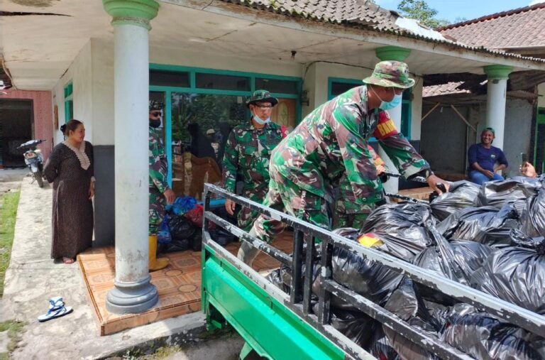 Satgas Kodim 0821 Lumajang Perkuat Distribusi Logistik, Pastikan Bantuan Tersalurkan Tepat Sasaran untuk Warga Terdampak Erupsi Semeru