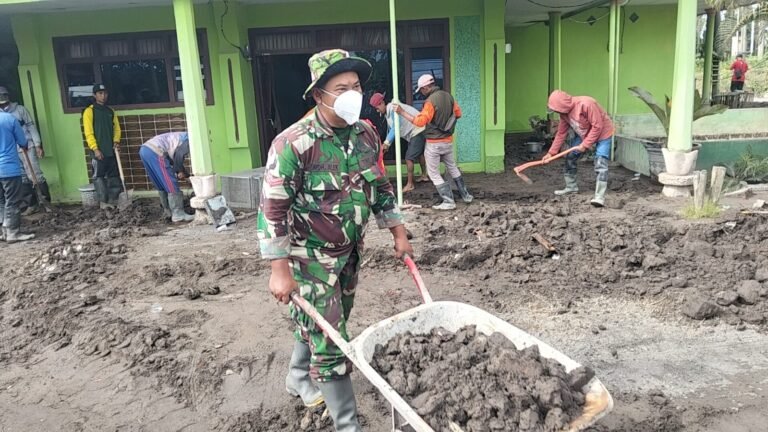 Dengan Cangkul dan Arco, TNI Lumajang Kembali Gencarkan Pembersihan Rumah Warga