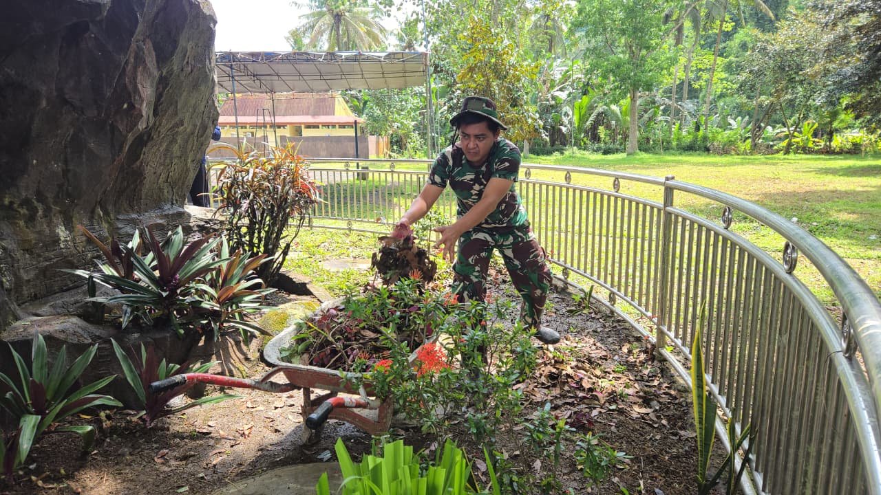 Satgas TMMD dan warga setempat bahu-membahu melakukan pembersihan lingkungan, memperbaiki jalan desa, serta merapikan area sekitar lokasi sasaran fisik TMMD