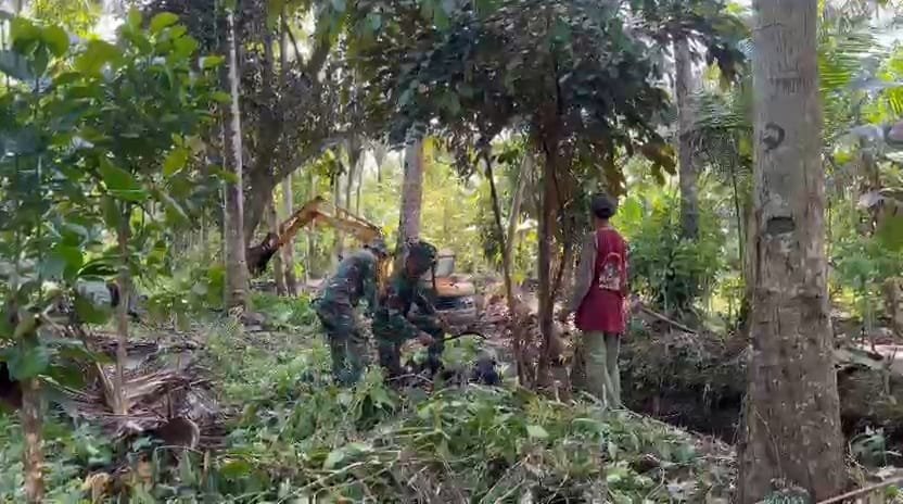 Fokus utama saat ini adalah kelanjutan Normalisasi Saluran Irigasi yang dilaksanakan oleh satuan Yonarmed 8/UY beserta masyarakat bertempat di Dusun Lebaksari