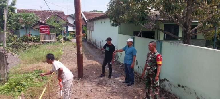 Babinsa Desa Sukonatar Awasi Pembangunan Gerai Koperasi Merah Putih