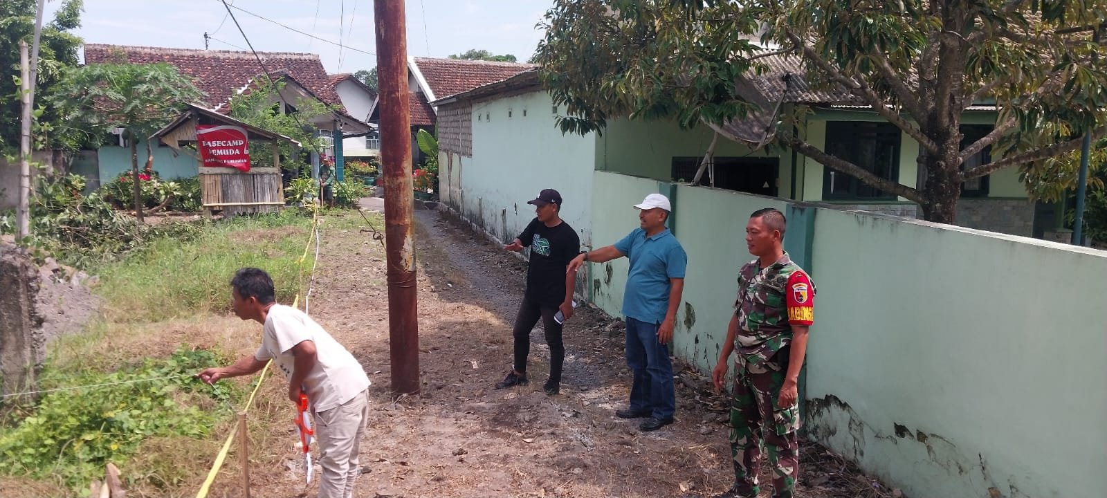 Babinsa Desa Sukonatar Awasi Pembangunan Gerai Koperasi Merah Putih