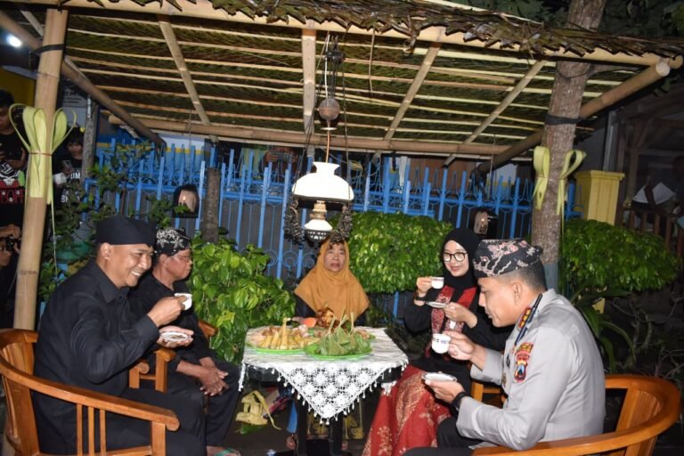 Kodim 0825/Banyuwangi Hadir Hangatkan Malam Ngopi Sepuluh Ewu Cangkir: Dandim Tryadi Indrawijaya, “Seteguk Kopi Satukan Rakyat dan TNI
