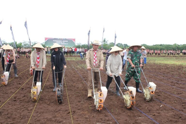 Sempu Bergerak! TNI – POLRI Bersama Pemkab Banyuwangi Wujudkan Swasembada Pangan Lewat Panen Padi dan Tanam Jagung Kuartal IV
