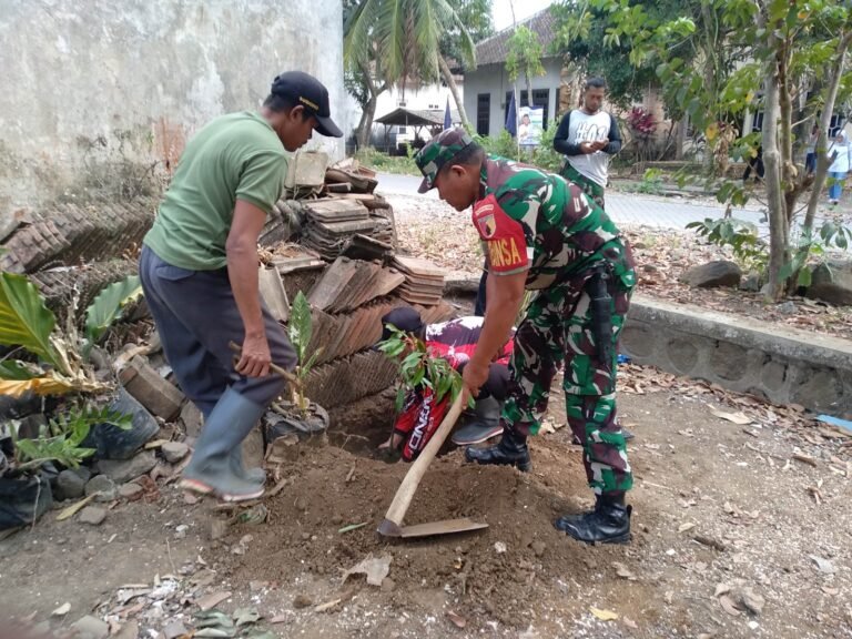 Hijaukan Sumbersari, Babinsa dan Warga Tanam Harapan Lewat Aksi Penghijauan
