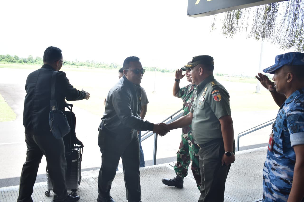 Mendarat di Bumi Blambangan, Brigjen TNI Dwi Hariyono Buka Kunjungan Kerja ke Situbondo — Kasdim 0825 Banyuwangi Pimpin Penyambutan di Bandara Internasional Banyuwangi