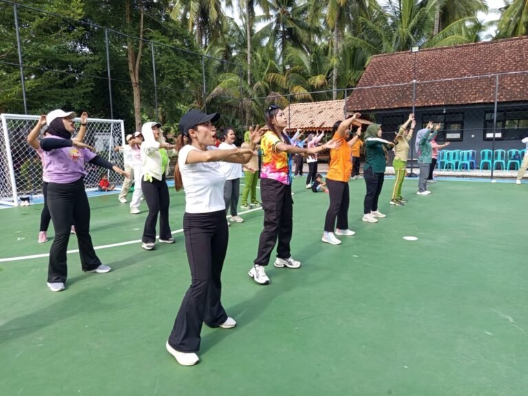 “Senam Pagi Pecah!” Danramil Srono Kolaborasi dengan Forkopimka, Ratusan Warga Rejoagung Tumpah di Lapangan