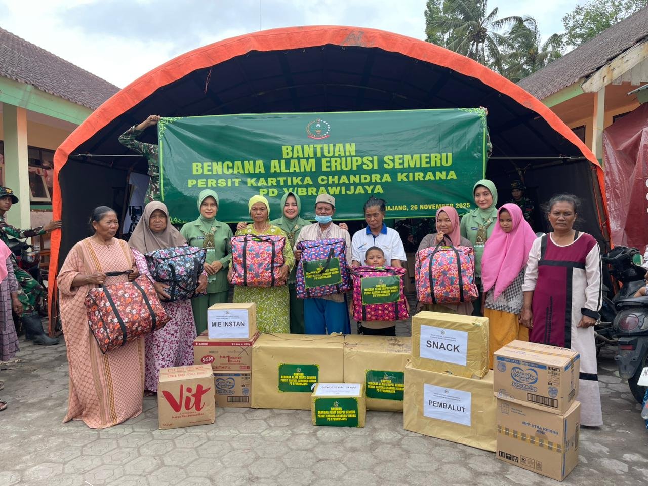 Sentuhan Kepedulian Ketua Umum Persit KCK untuk Warga Lumajang Terdampak Erupsi Semeru