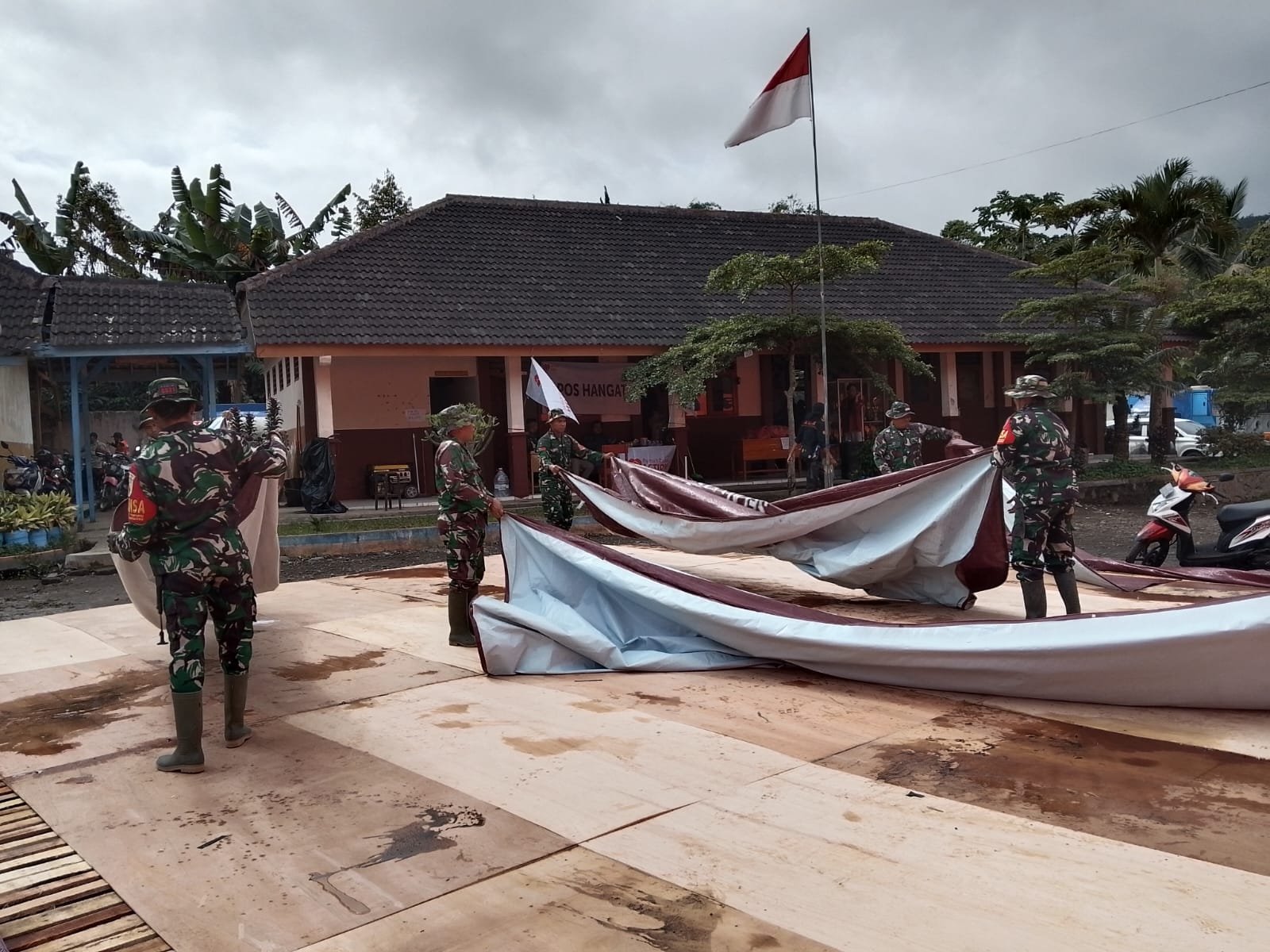 Koordinasikan Penataan Pengungsian, Danramil 07 Randuagung Pimpin Perapian Tenda di SMPN 02 Pronojiwo.