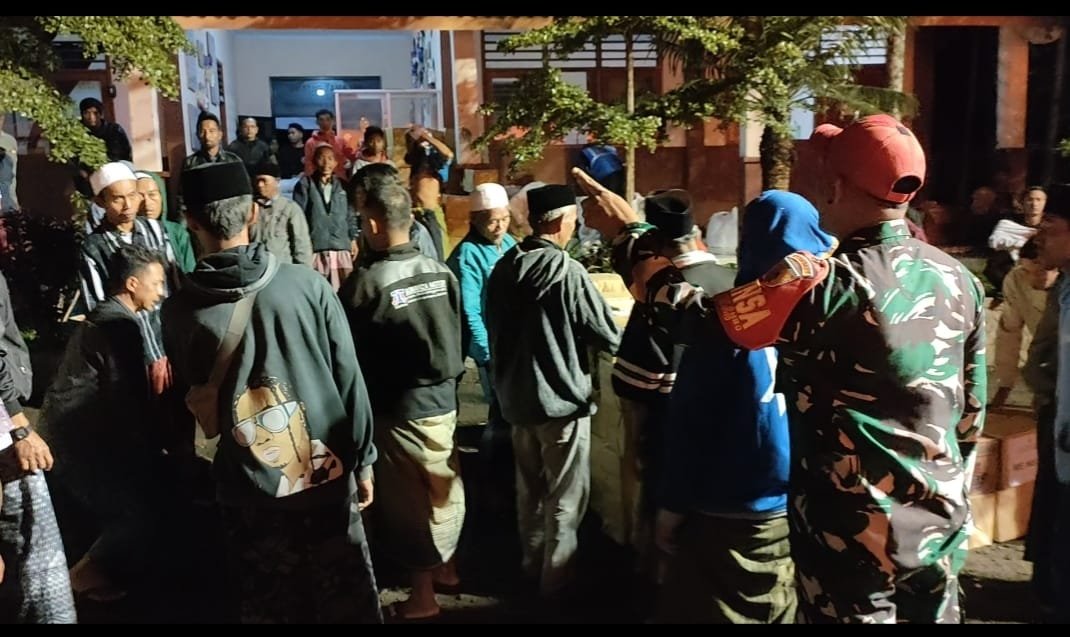 Babinsa Oro-oro Ombo dan Relawan Salurkan Sembako untuk Pengungsi di SMPN 02 Pronojiwo.