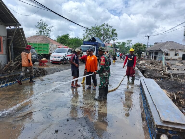 Personel TNI dan Relawan Kembali Pulihkan Pemukiman Terdampak, Pelda Said Pimpin Pembersihan Jalan Utama