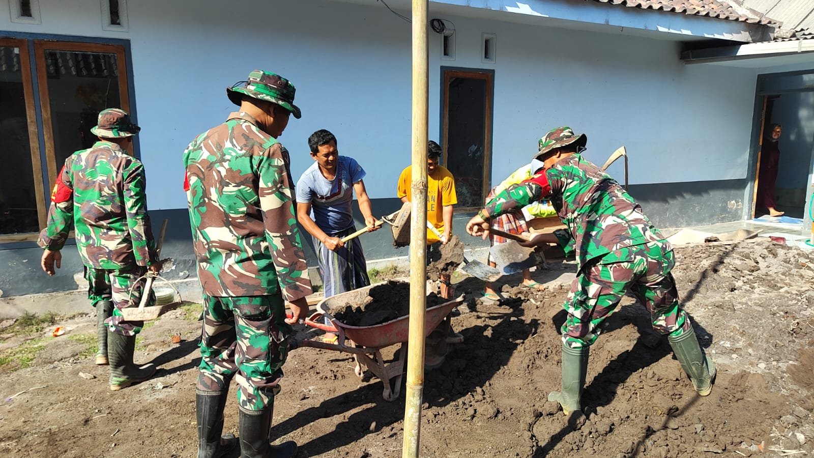 Gencarkan Pembersihan Pasca Erupsi Semeru, Tim Gabungan TNI Bantu Warga Bersihkan Rumah dan Material Vulkanik di Sumbersari