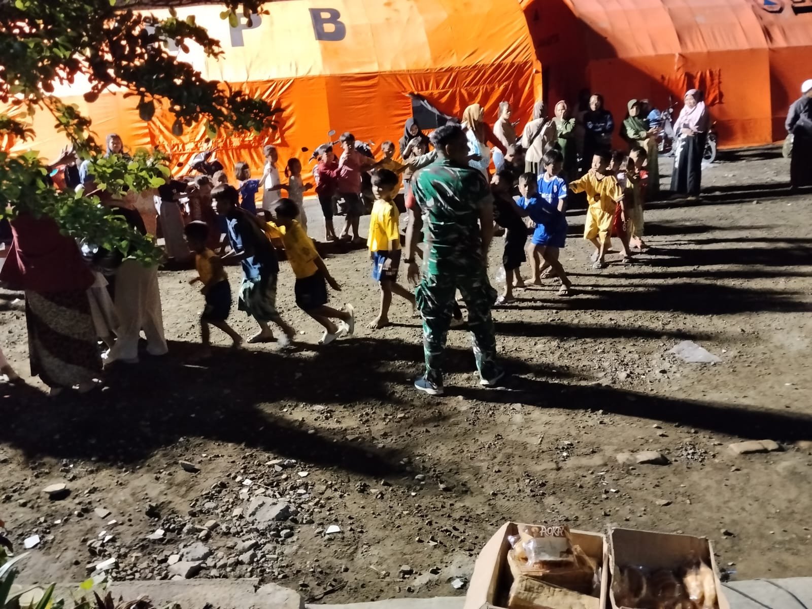 Babinsa dan Relawan Gelar Permainan Edukatif untuk Pulihkan Psikis Anak-Anak Pengungsi di Pronojiwo.
