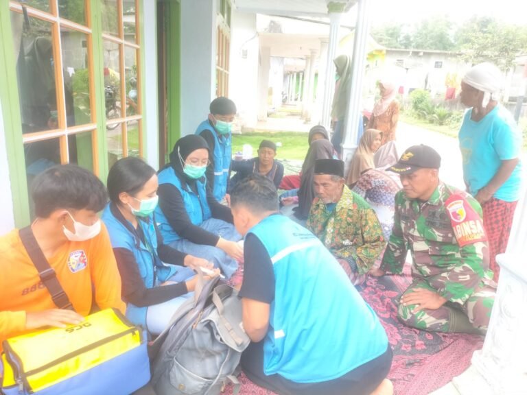 Babinsa Supiturang Dampingi Pemeriksaan Kesehatan Warga yang Mengungsi di Rumah Kerabat.