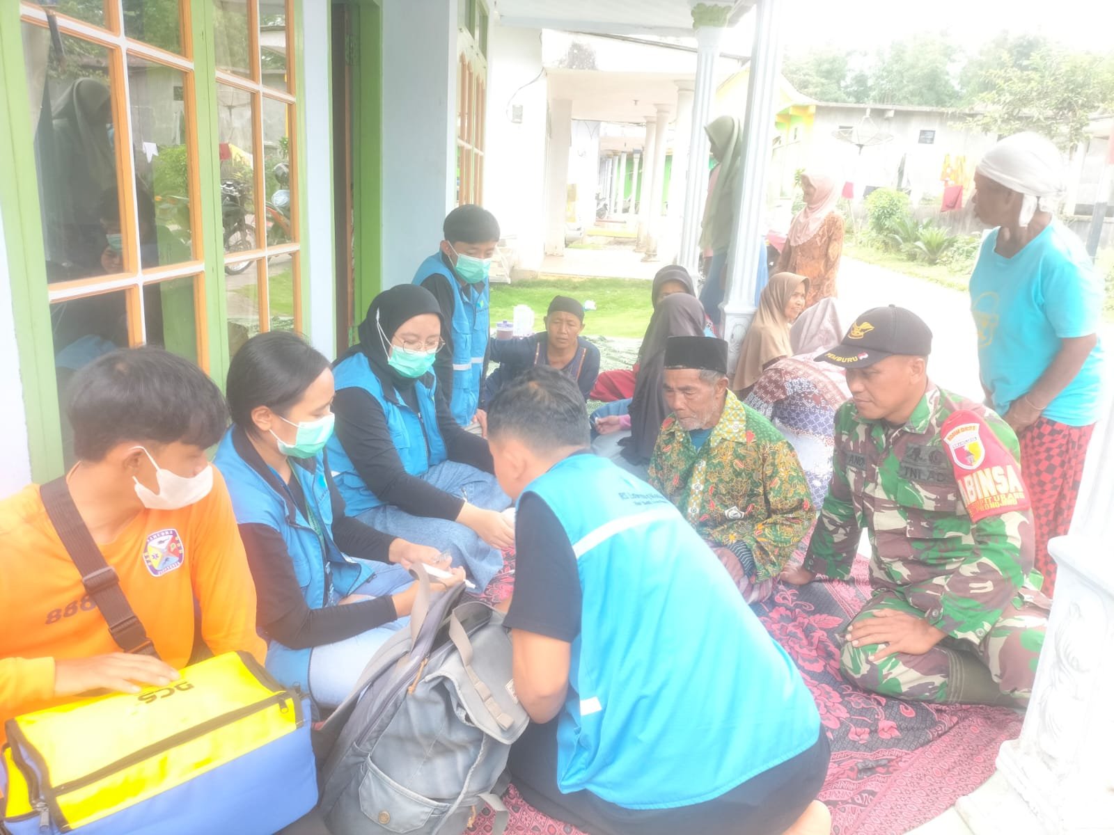 Babinsa Supiturang Dampingi Pemeriksaan Kesehatan Warga yang Mengungsi di Rumah Kerabat.