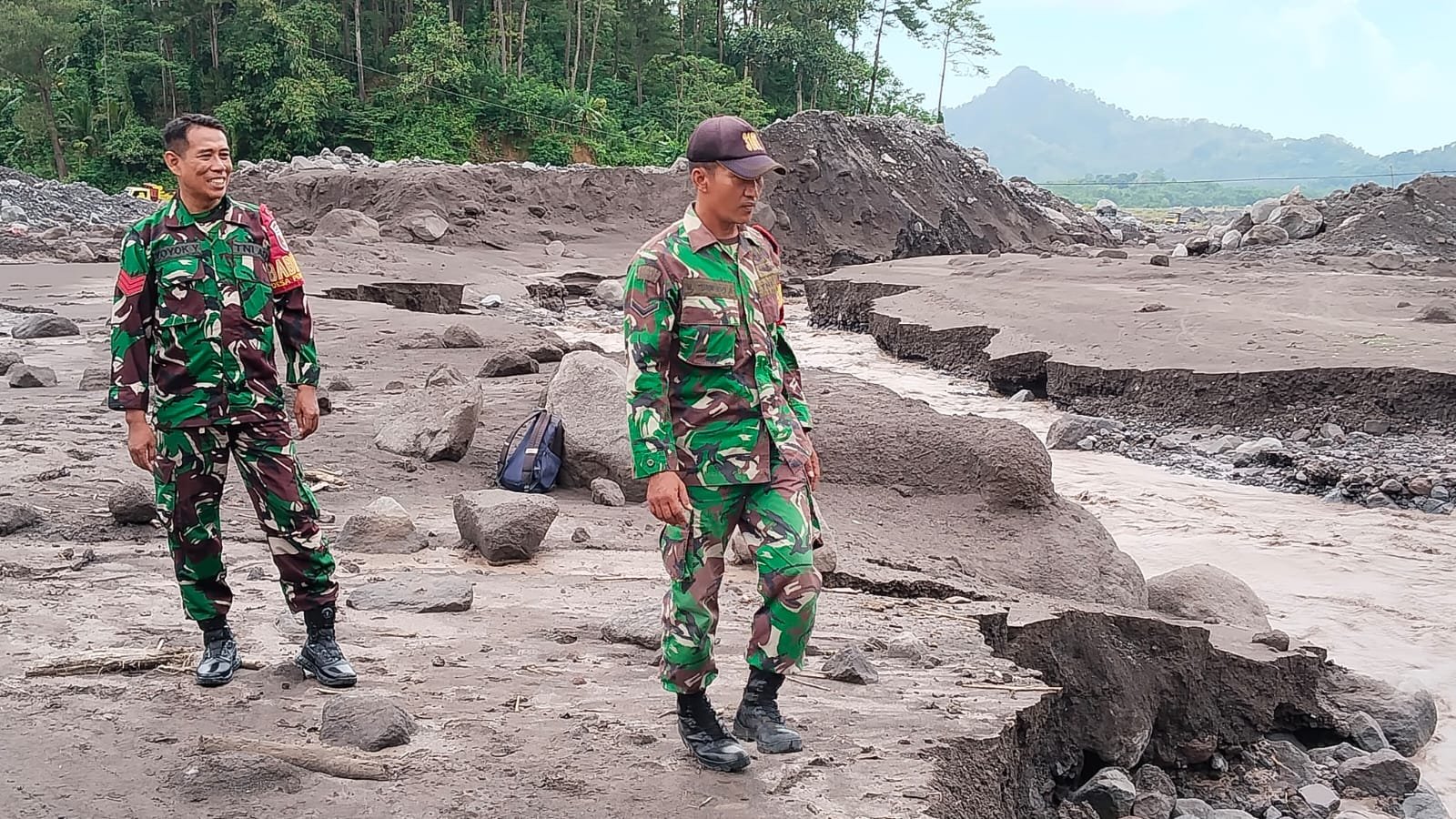 Personel Kodim 0821 Disiagakan di Jembatan Limpas Sumber Langsep untuk Pengamanan dan Bantu Aktivitas Warga.