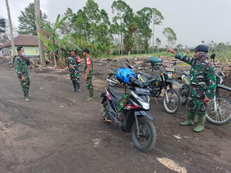TNI Lakukan Penyekatan di Pertigaan Sumbersari untuk Antisipasi Lahar Dingin Semeru.
