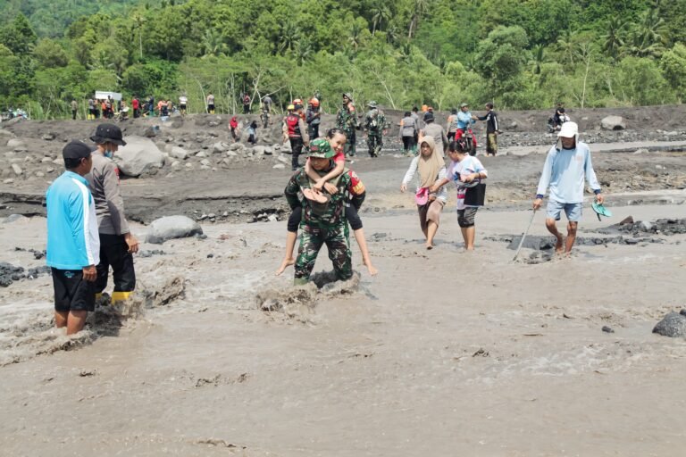 TNI Evakuasi Warga di Tengah Derasnya Lahar Dingin Semeru: Wujud Nyata Pengabdian Tanpa Batas.