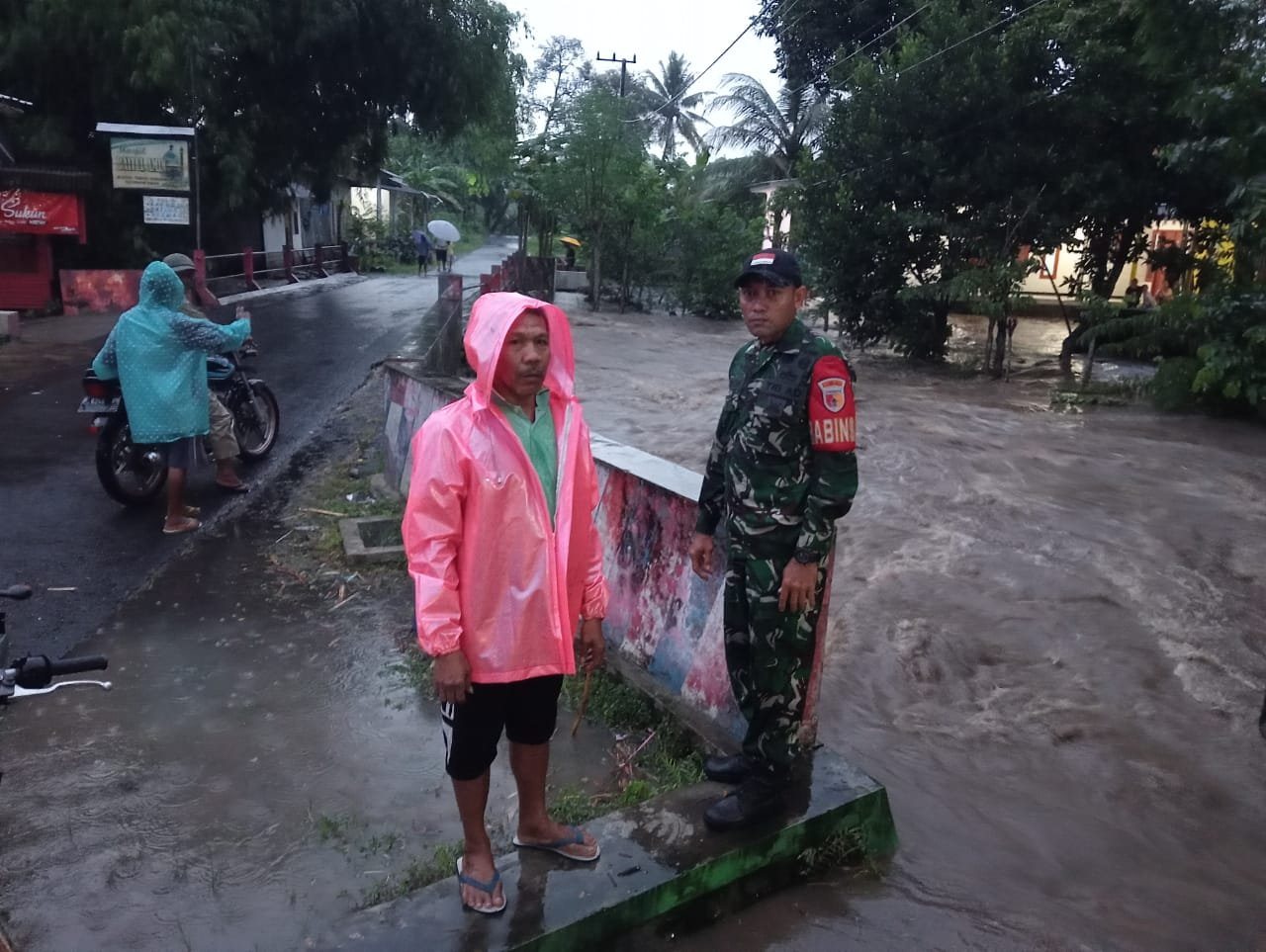 Debit Air Sungai Naik, Babinsa Kebaman Turun Langsung Pantau Aliran Dam Singir hingga Gedangan