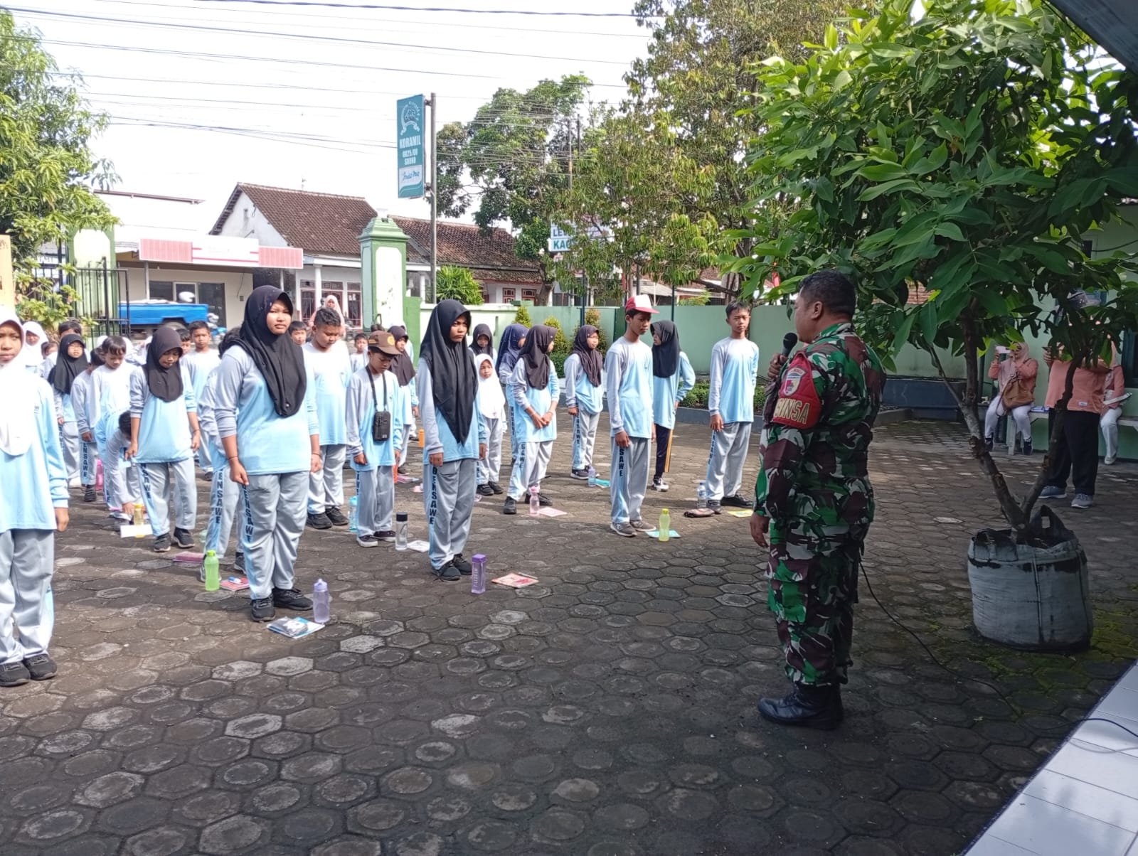 Belajar Pemerintahan Sejak Dini, Puluhan Siswa SDN 1 Parijatah Wetan Kunjungi Koramil Srono