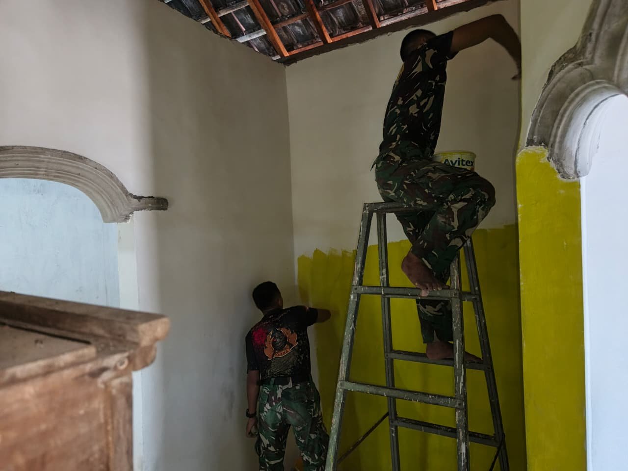 Dari Kusam ke Cerah, Kisah Inspiratif Rehabilitasi Rumah di Tangan Satgas TMMD Ke-127 Kodim 0819/Pasuruan