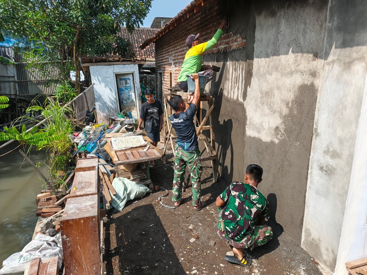 Atap Genteng Jadi Saksi, TMMD Kodim 0819/Pasuruan Plaster Dinding RTLH dengan Hati