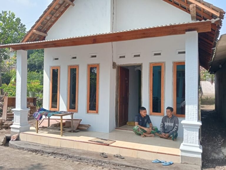Istirahat Sejenak Jelang Buka Puasa, Prajurit TMMD Ke-127 Kodim Pasuruan Ngobrol Santai Bareng Warga