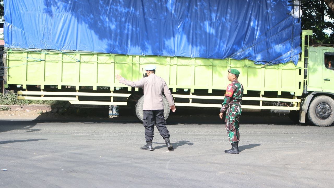 Dandim 0825/Banyuwangi Terjun Langsung Laksanakan Patroli, Urai Kemacetan di Jalur Strategis Ketapang