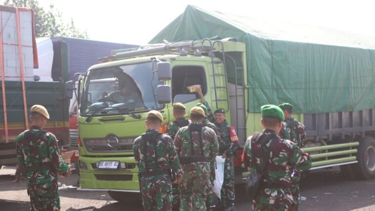 Jumat Penuh Kepedulian di Ketapang: Aksi Sunyi Prajurit Kodim 0825 Banyuwangi Menghangatkan Hati Sopir Truk dengan Berbagi Makanan dan Minuman