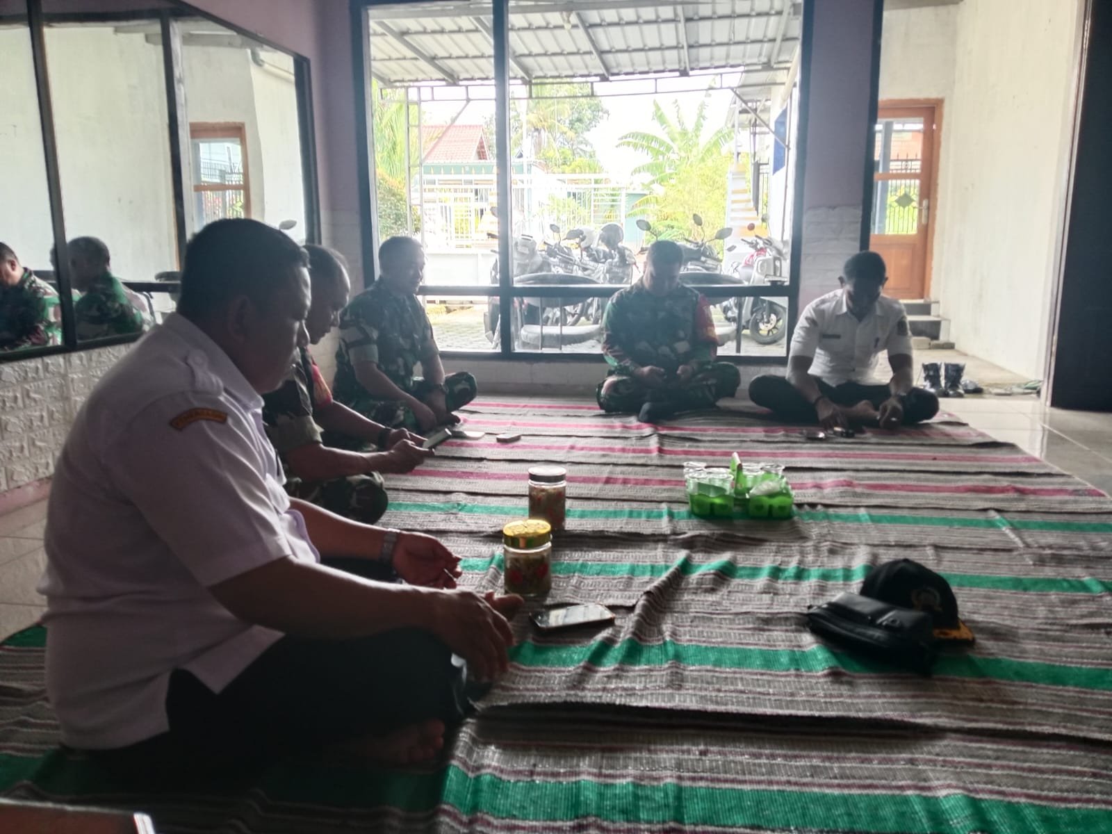 Ngopi Bareng Warga di Rumah Tokoh Masyarakat, Danramil Srono Serap Aspirasi hingga Isu Keamanan Desa.