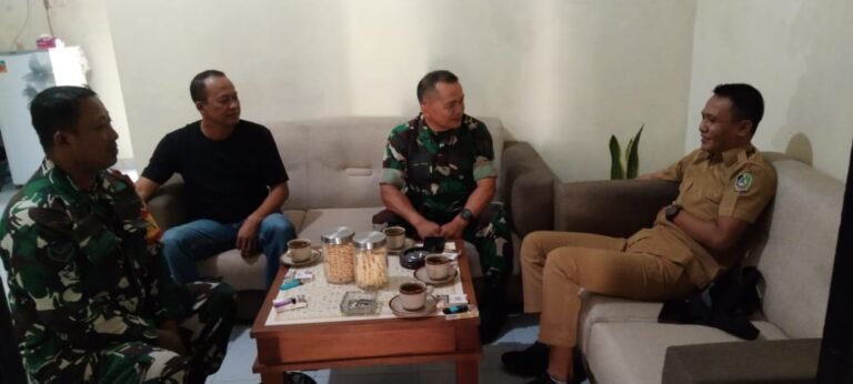 Perkuat Sinergi Wilayah, Danramil Srono Gelar Komsos Bersama Kepala Desa Rejoagung