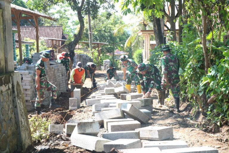Semangat Anggota Kodim 0820/Probolinggo di Hari Pertama TMMD ke-128, Pemasangan Paving di Desa Brabe Dapat Apresiasi Warga Probolinggo.
