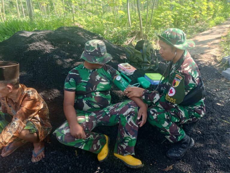 Kehadiran tenaga kesehatan dari Polkes TNI AD ini mendapat sambutan positif dari warga Desa Brabe, Kecamatan Maron, Kabupaten Probolinggo