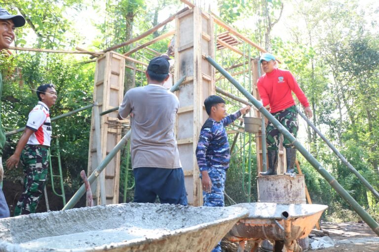 Prajurit TNI AU Lanud Abdulrachman Saleh Bersama Kodim 0820 Probolinggo Rampungkan Pembuatan Tandon Air di Lokasi TMMD 128.