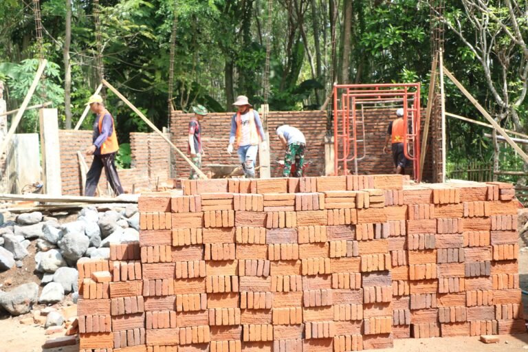 Rehab Mushola Baiturrohim Jadi Sasaran Fisik TMMD ke-128 Kodim 0820 Probolinggo memasuki tahap pemasangan baru bata merah.