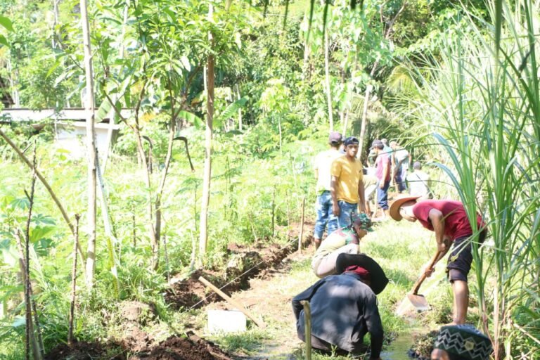 Medan Sulit Tak Surutkan Semangat Satgas TMMD ke-128 Bangun Tanggul Penahan Tanah di Desa Brabe.