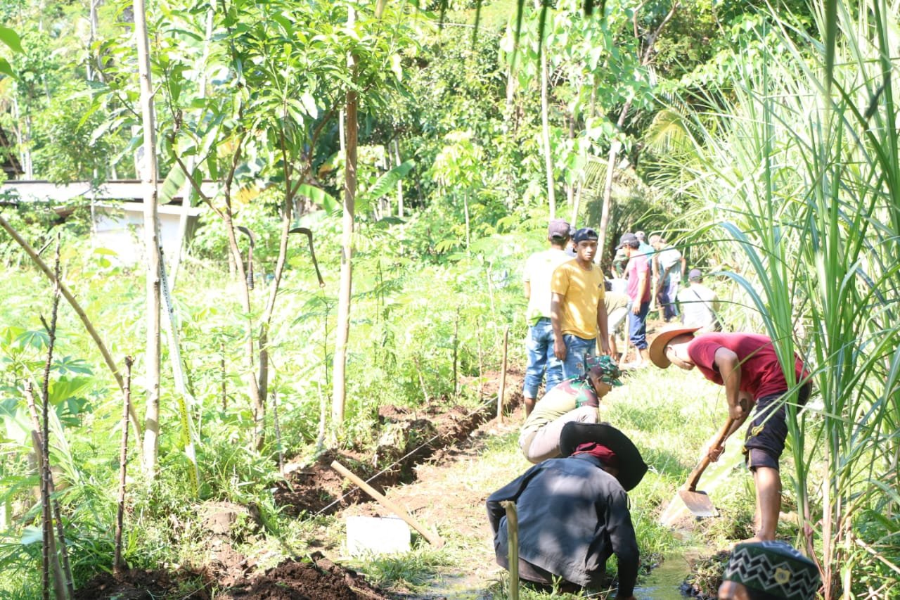 Medan Sulit Tak Surutkan Semangat Satgas TMMD ke-128 Bangun Tanggul Penahan Tanah di Desa Brabe.