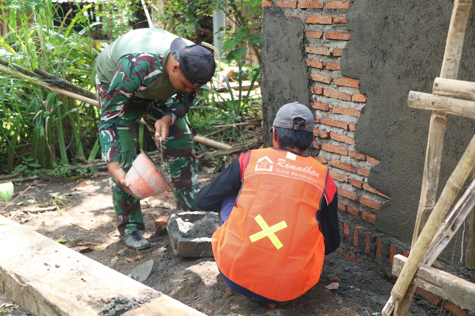 Satgas TMMD ke-128 Kodim 0820 Probolinggo Bangun 15 Tangki Septik Individual di Desa Brabe.