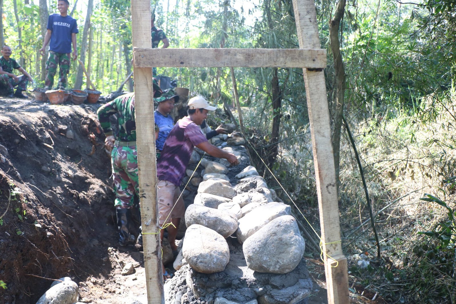 Satgas TMMD ke-128 Kodim 0820 Probolinggo Bangun Tanggul Penahan Tanah di Dusun Klagin.