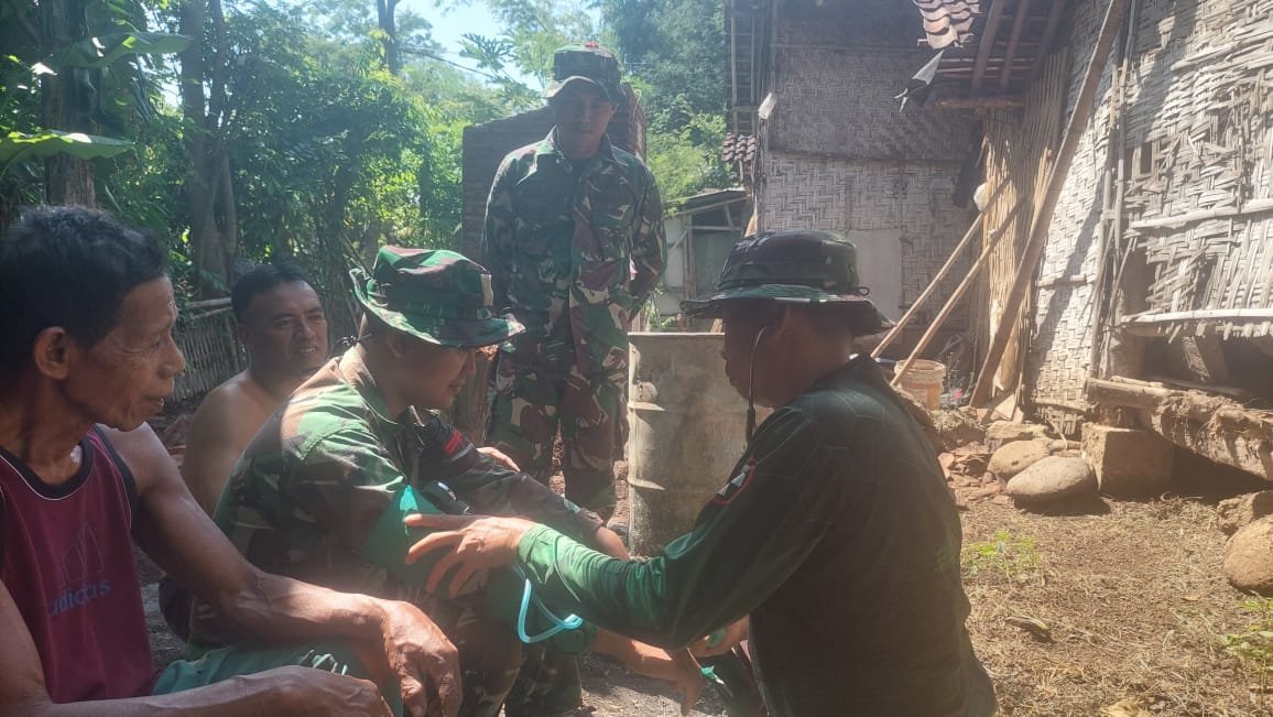 Personel TNI Polkes 05-09-17 Probolinggo Dampingi Layanan Kesehatan di Lokasi TMMD ke-128.