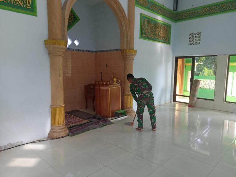 Satgas TMMD Ke-128 Kerja Bakti Bersihkan Masjid Nurul Jannah di Dusun Klagin