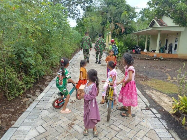 Anak Desa Klagin Gembira Nikmati Jalan Paving Hasil TMMD ke-128.