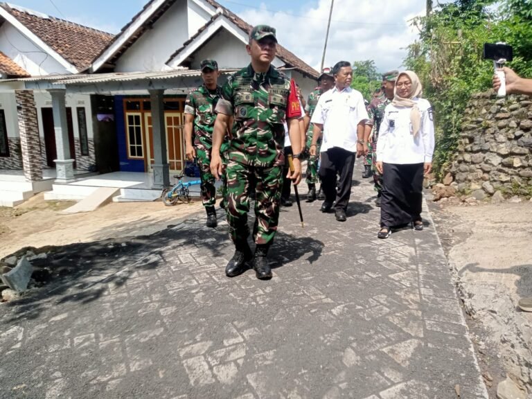 Danrem 083/Bdj Tinjau Langsung Pembangunan Paving TMMD Ke-128 di Desa Brabe