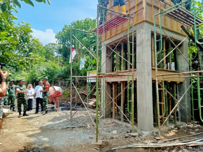 Danrem 083/Baladika Jaya Tinjau Pembangunan Pipanisasi SPAM TMMD ke-128 di Desa Brabe.