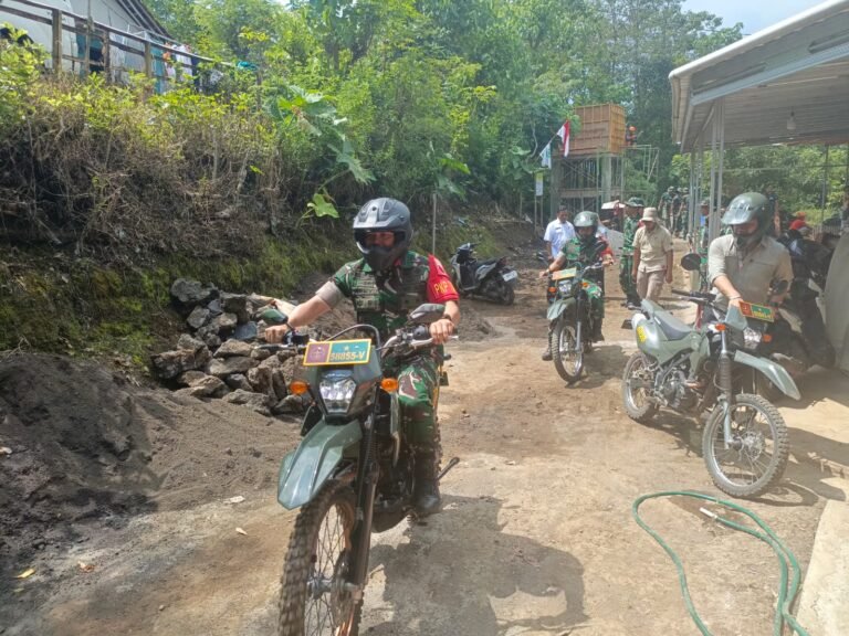 Akses Jalan Sempit, Danrem 083/Bdj Tinjau Lokasi TMMD Ke-128 Gunakan Motor Dinas Babinsa.