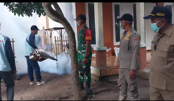 Cegah Demam Berdarah, Satgas TMMD Ke-128 Lakukan Fogging di Lingkungan Warga Dusun Rowo.