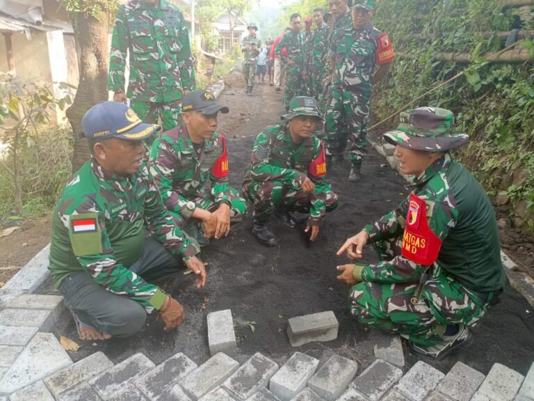 Dansatgas TMMD Ke-128 Tinjau Langsung Pemasangan Paving, Pastikan Kwalitas Pengerjaan.