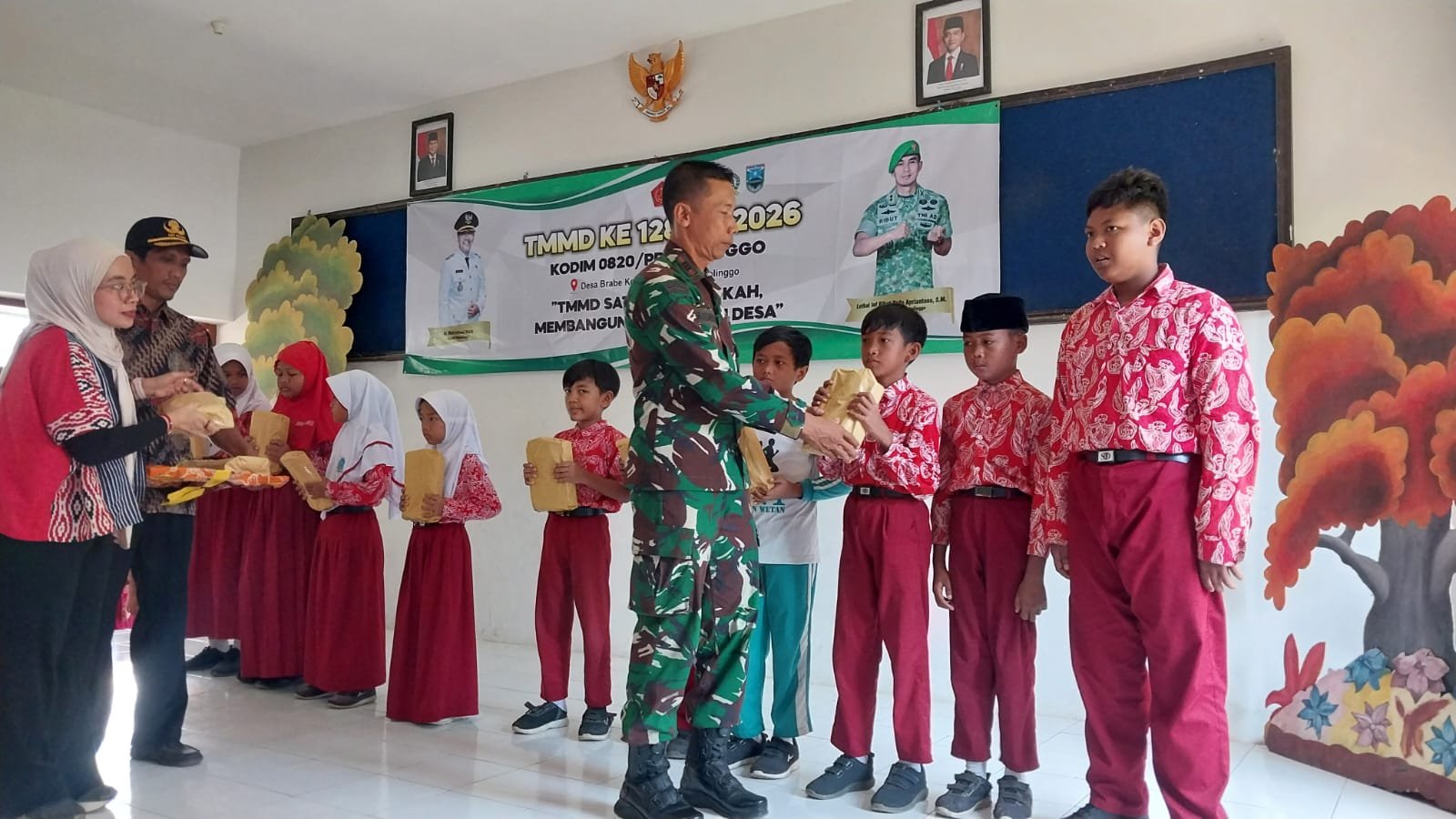 Pembagian ATS TMMD Ke-128, Dukung Semangat Belajar Siswa di Maron Wetan.