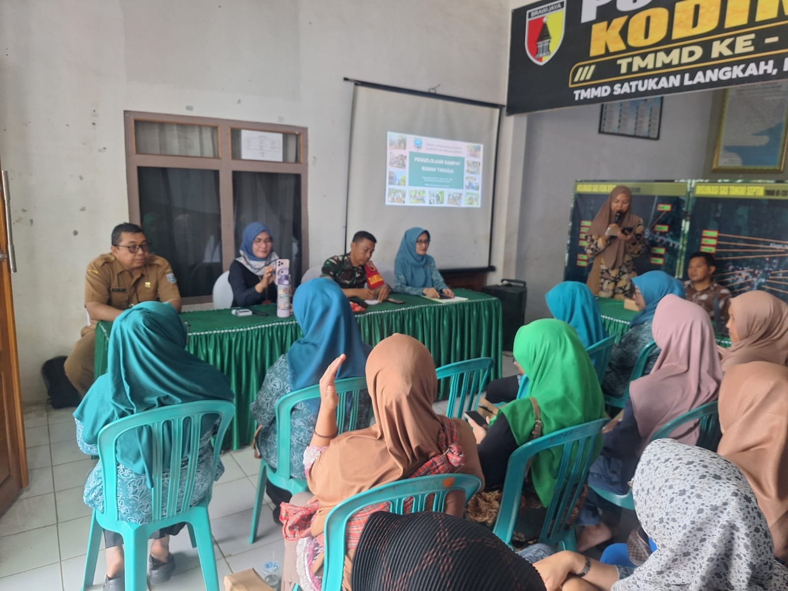 Sosialisasi Penanganan Sampah Rumah Tangga dan Pelatihan Pembuatan Eco Enzyme Dukung Program TMMD Ke-128 Kodim 0820/Probolinggo.